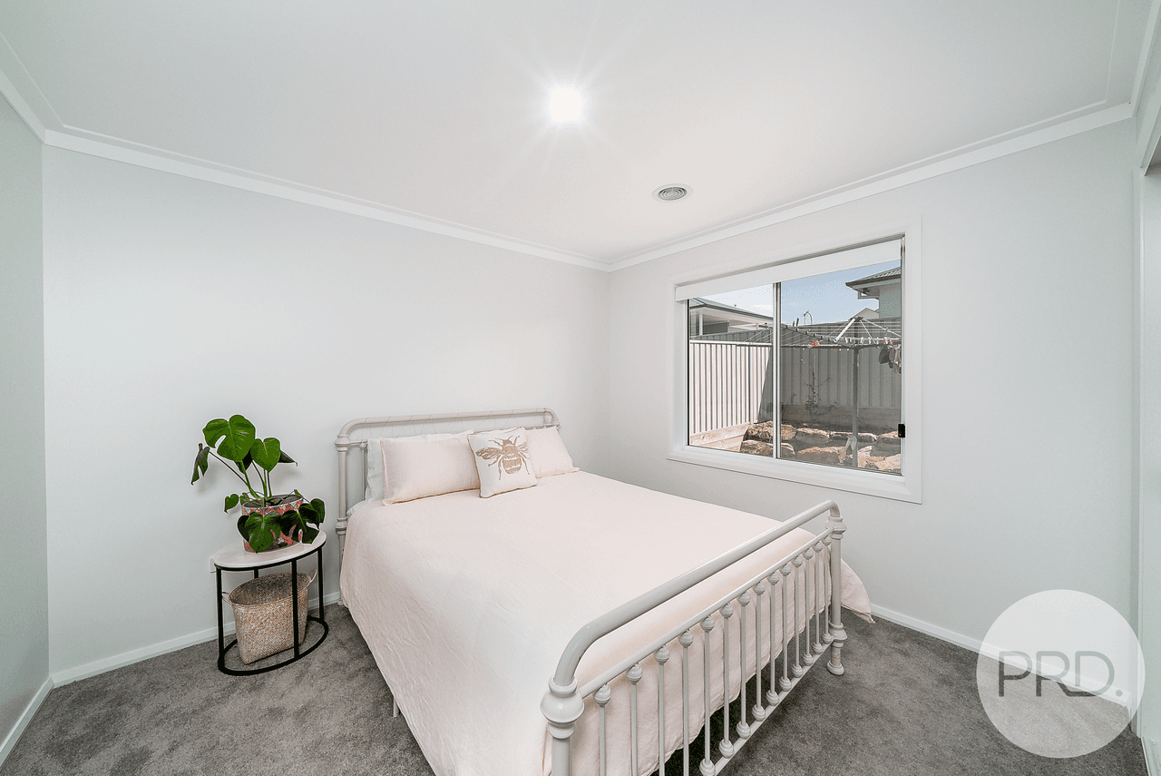 70 Coppabella Drive, GOBBAGOMBALIN, NSW 2650