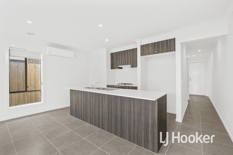 16 Newcastle Drive, OFFICER, VIC 3809