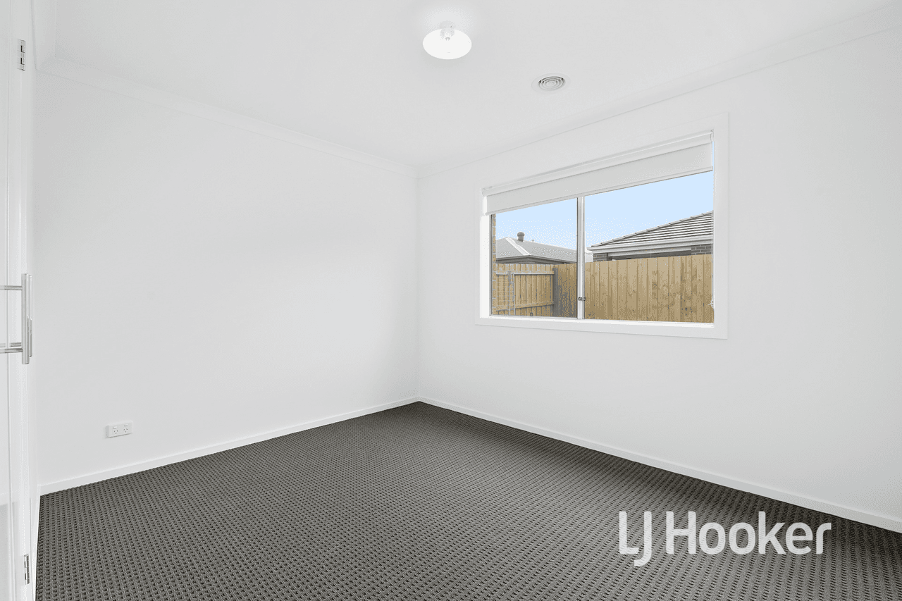 16 Newcastle Drive, OFFICER, VIC 3809