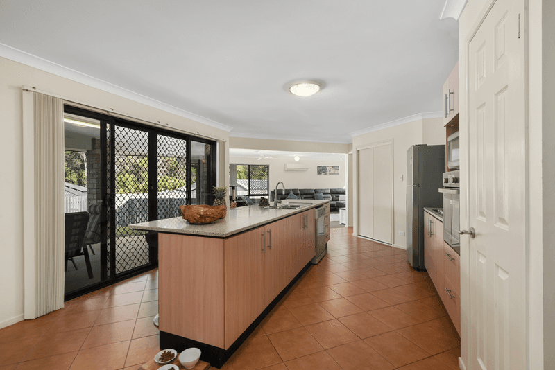 4 Rainbow Court, GLASS HOUSE MOUNTAINS, QLD 4518