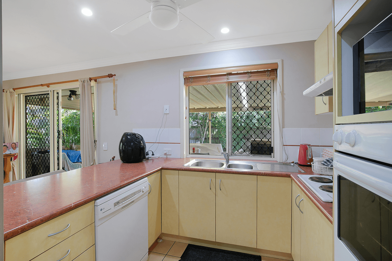 2 Lofty Court, HEMMANT, QLD 4174
