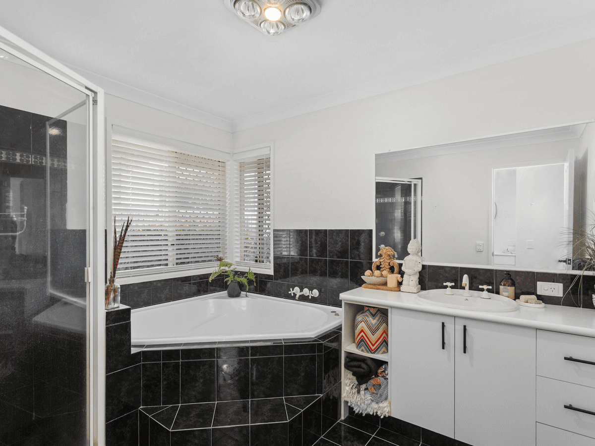 90 Cassowary Drive, Burleigh Waters, QLD 4220