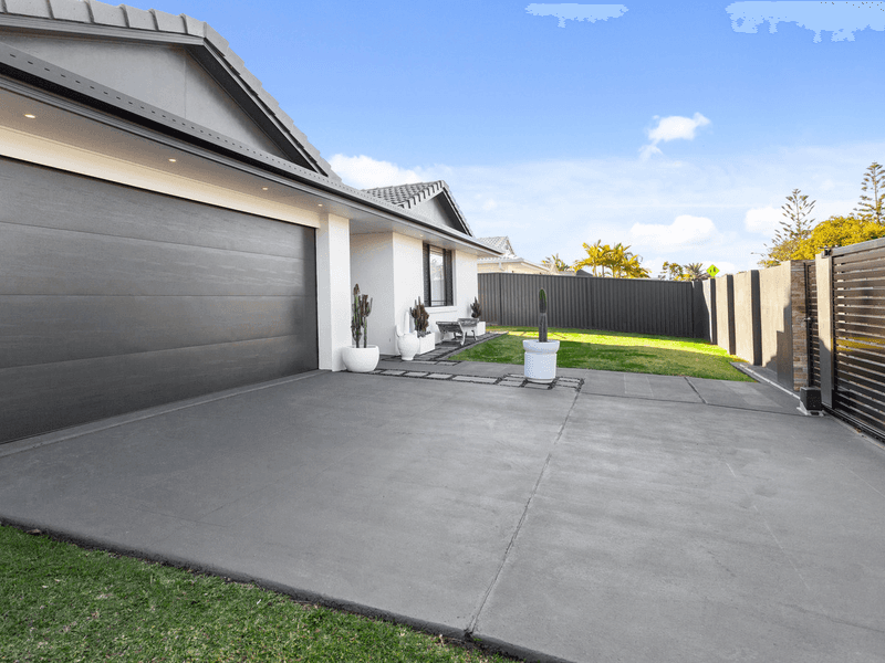 90 Cassowary Drive, Burleigh Waters, QLD 4220