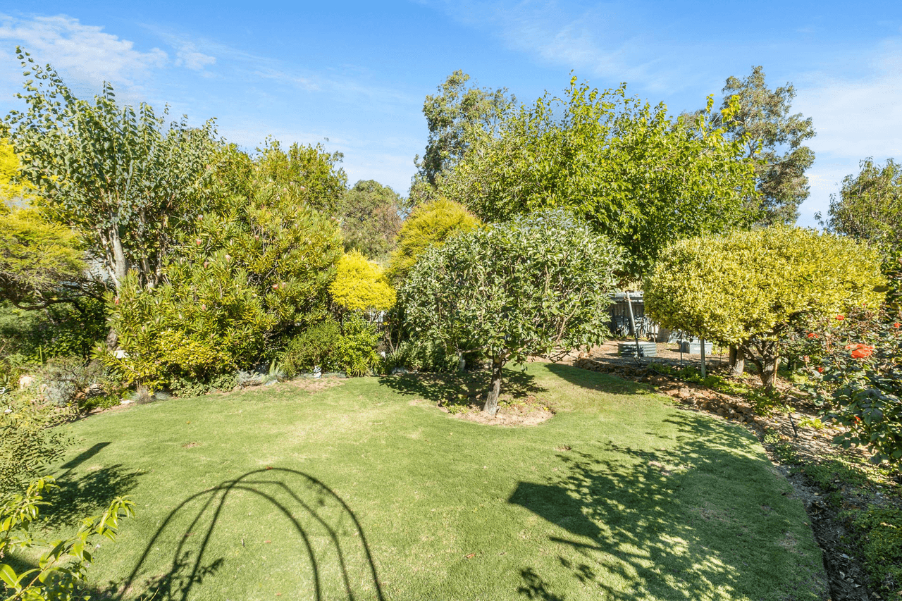 12 Bottega Place, LESMURDIE, WA 6076