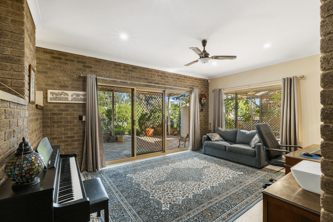 12 Bottega Place, LESMURDIE, WA 6076