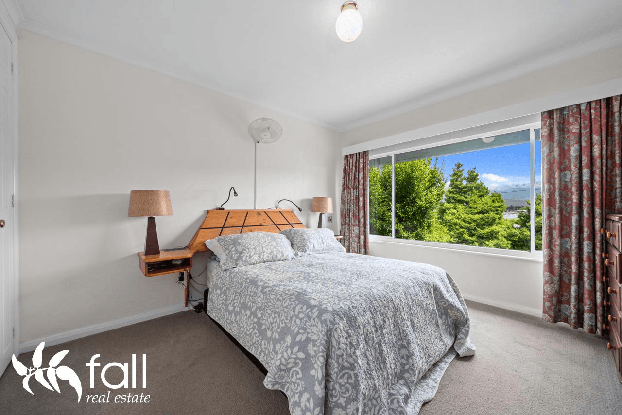 132 East Derwent Highway, LINDISFARNE, TAS 7015