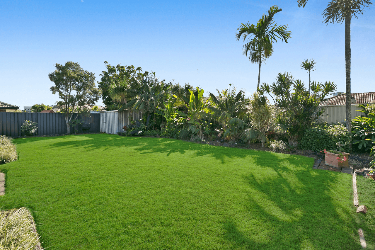 8 Tartan Court, MERMAID WATERS, QLD 4218