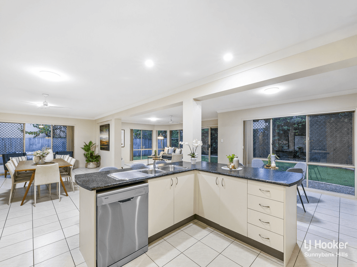 126 White Cedar Circuit, STRETTON, QLD 4116