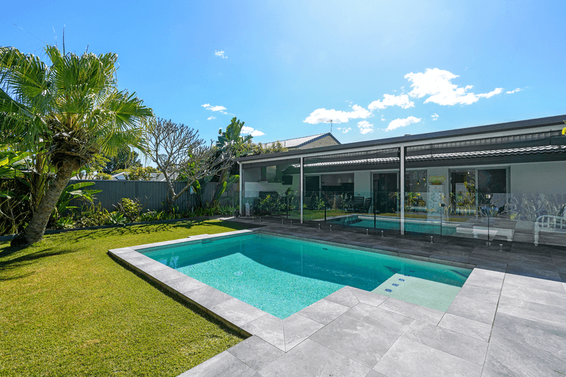 4 Metricup Court, MERMAID WATERS, QLD 4218