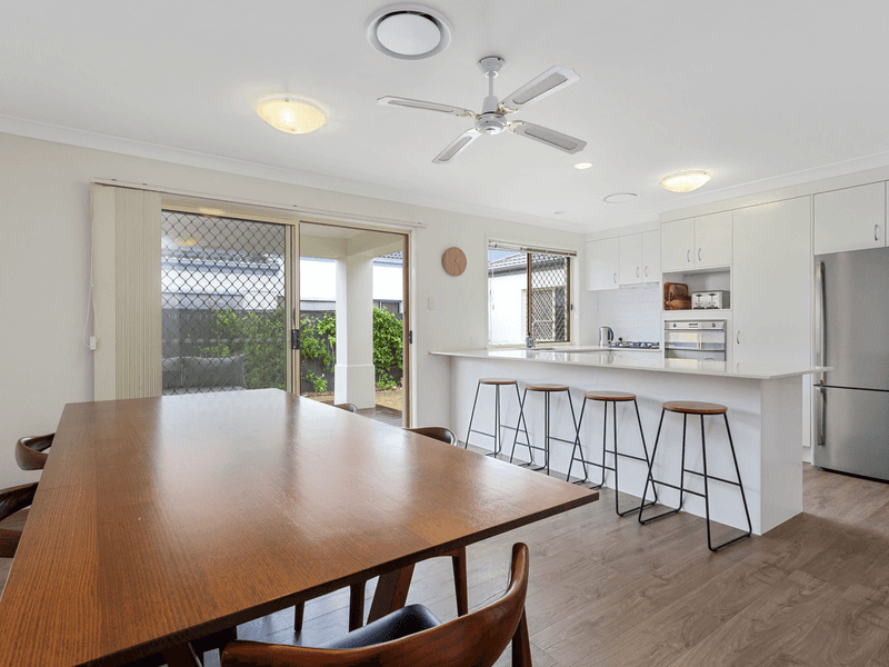 4 Maldives Way, Burleigh Waters, QLD 4220