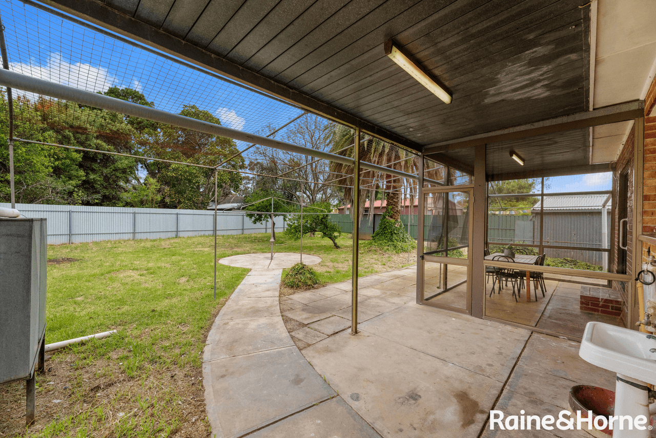 27 LONGLEAT Road, ELIZABETH VALE, SA 5112