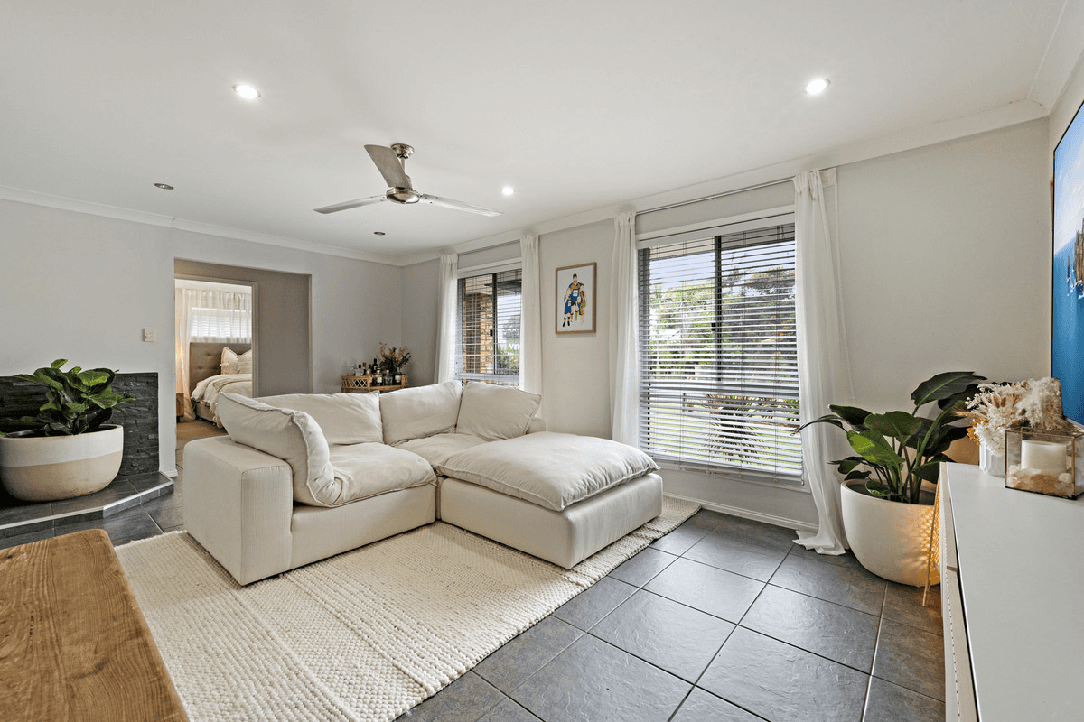 74 Crestwood Avenue, MORAYFIELD, QLD 4506