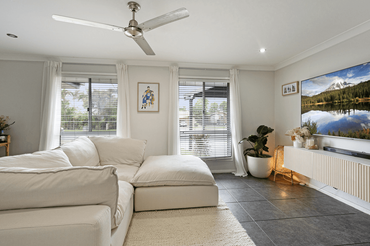 74 Crestwood Avenue, MORAYFIELD, QLD 4506