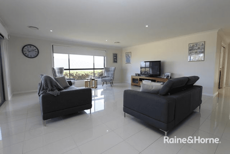 8 Blackwood Close, KELSO, NSW 2795