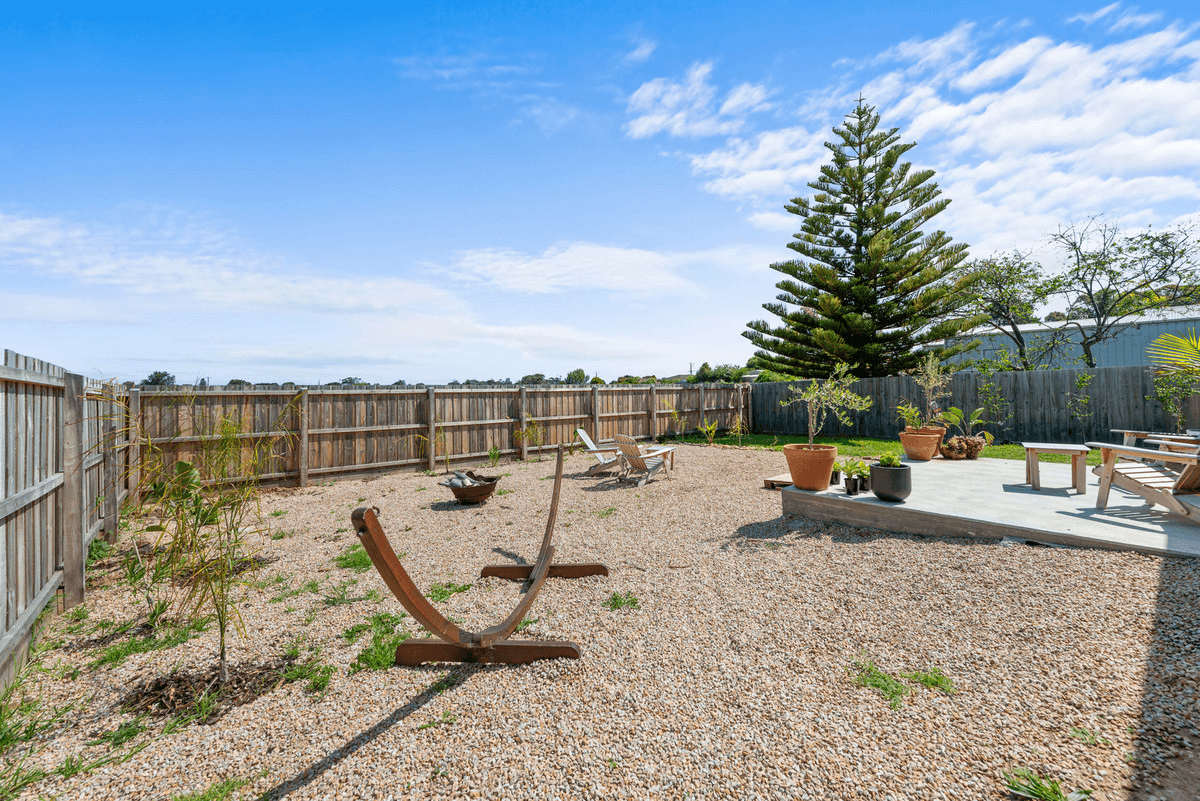 18 Golf Links Road, LAKES ENTRANCE, VIC 3909