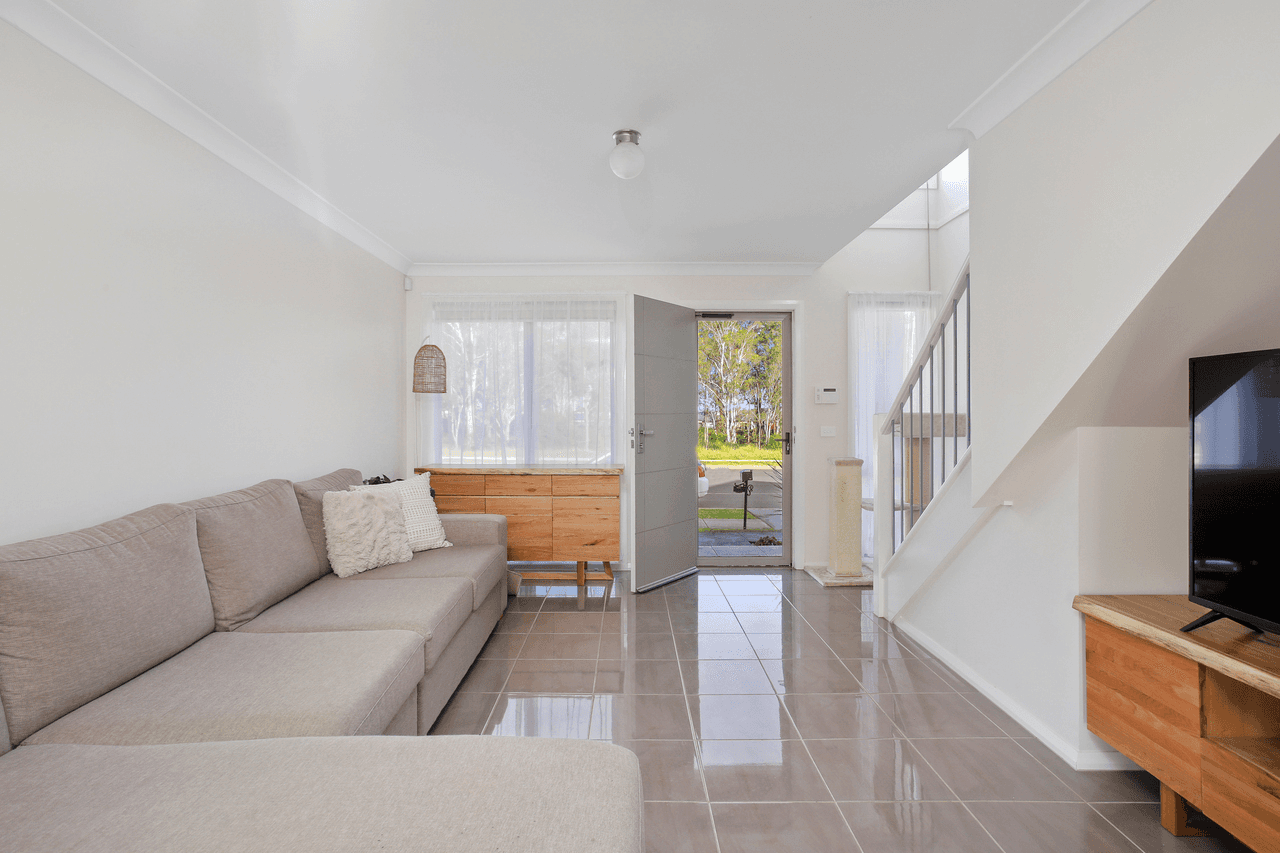 98 Hampshire Boulevard, SPRING FARM, NSW 2570