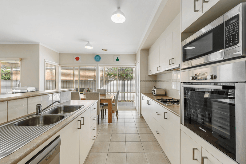 4 Finstall Close, CAROLINE SPRINGS, VIC 3023