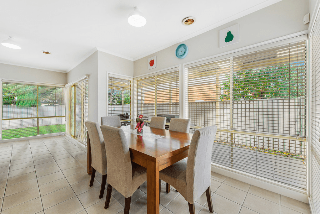 4 Finstall Close, CAROLINE SPRINGS, VIC 3023