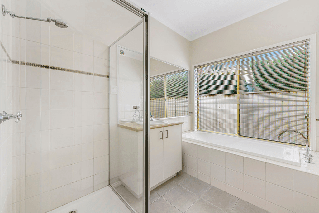 4 Finstall Close, CAROLINE SPRINGS, VIC 3023