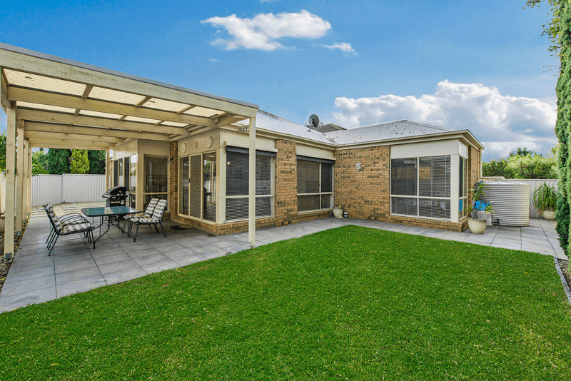 4 Finstall Close, CAROLINE SPRINGS, VIC 3023