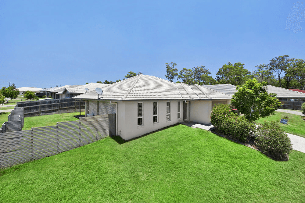 7 Greenpark Drive, CRESTMEAD, QLD 4132