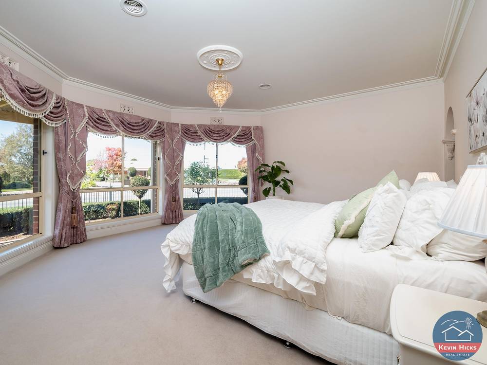 8 Bluebird Court, KIALLA, VIC 3631