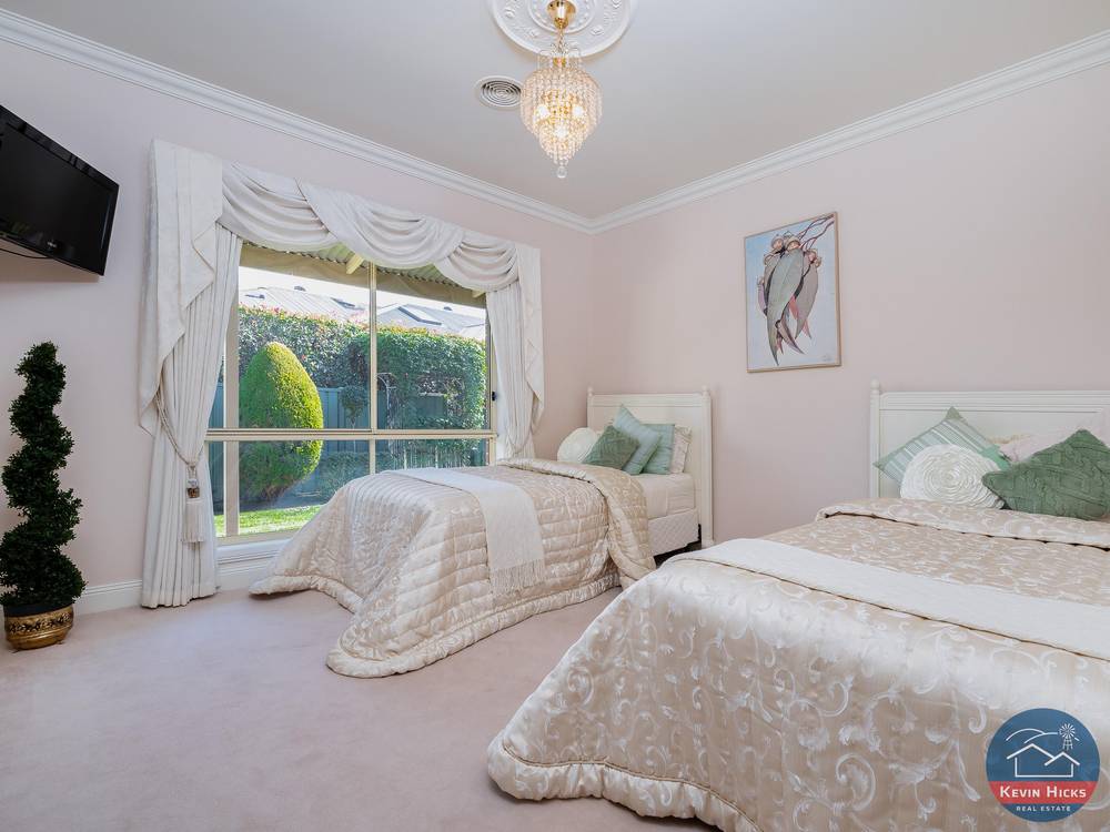 8 Bluebird Court, KIALLA, VIC 3631