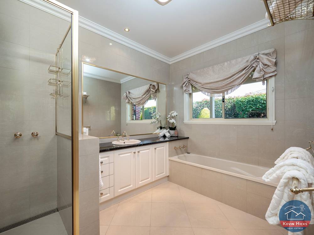 8 Bluebird Court, KIALLA, VIC 3631