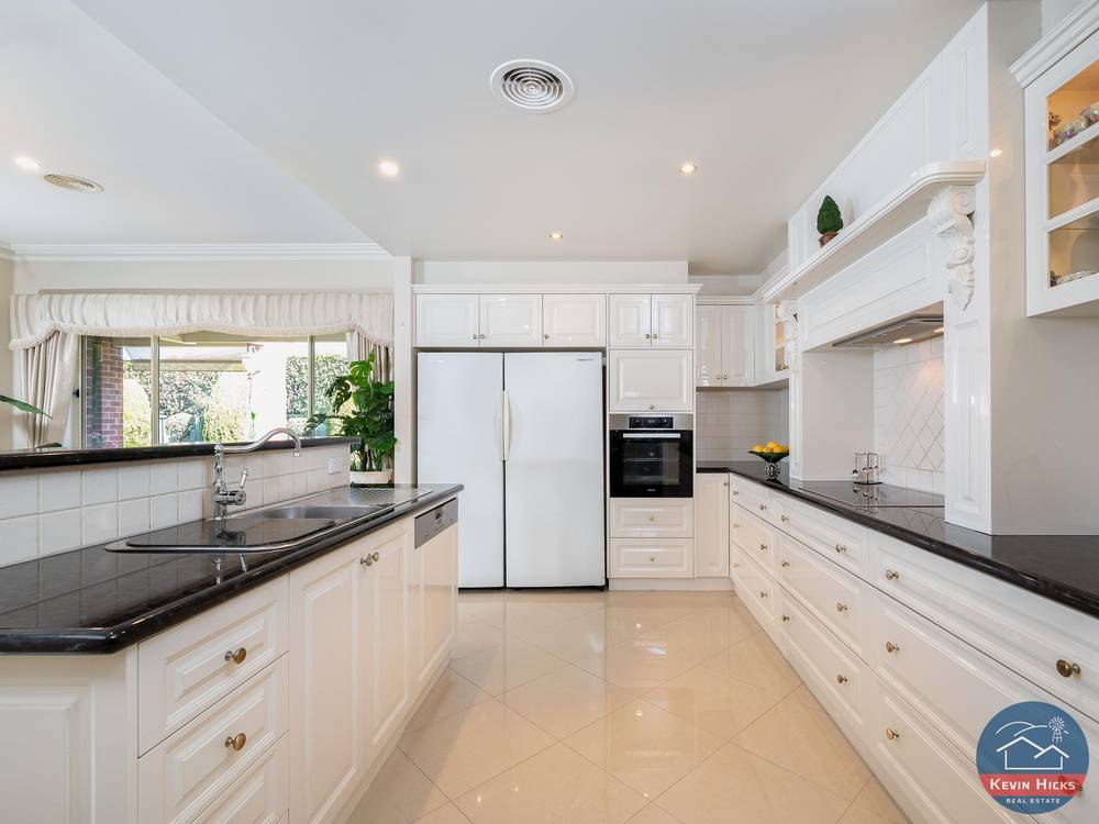 8 Bluebird Court, KIALLA, VIC 3631