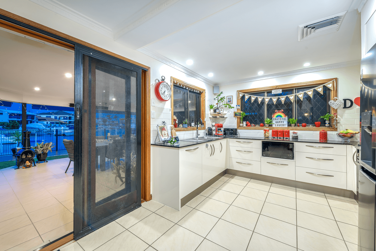 15 Huon Crescent, RUNAWAY BAY, QLD 4216