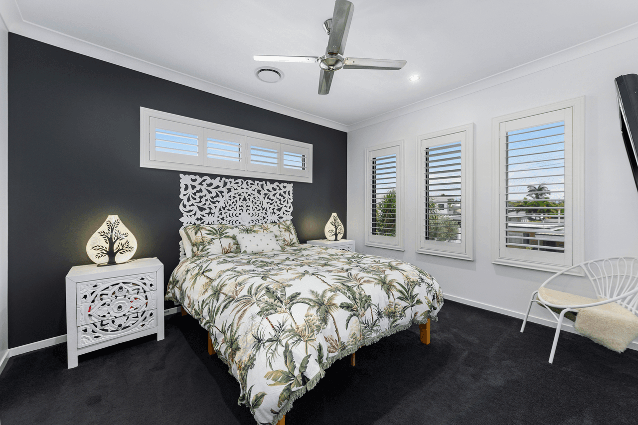 11 Clinton Avenue, BURLEIGH WATERS, QLD 4220