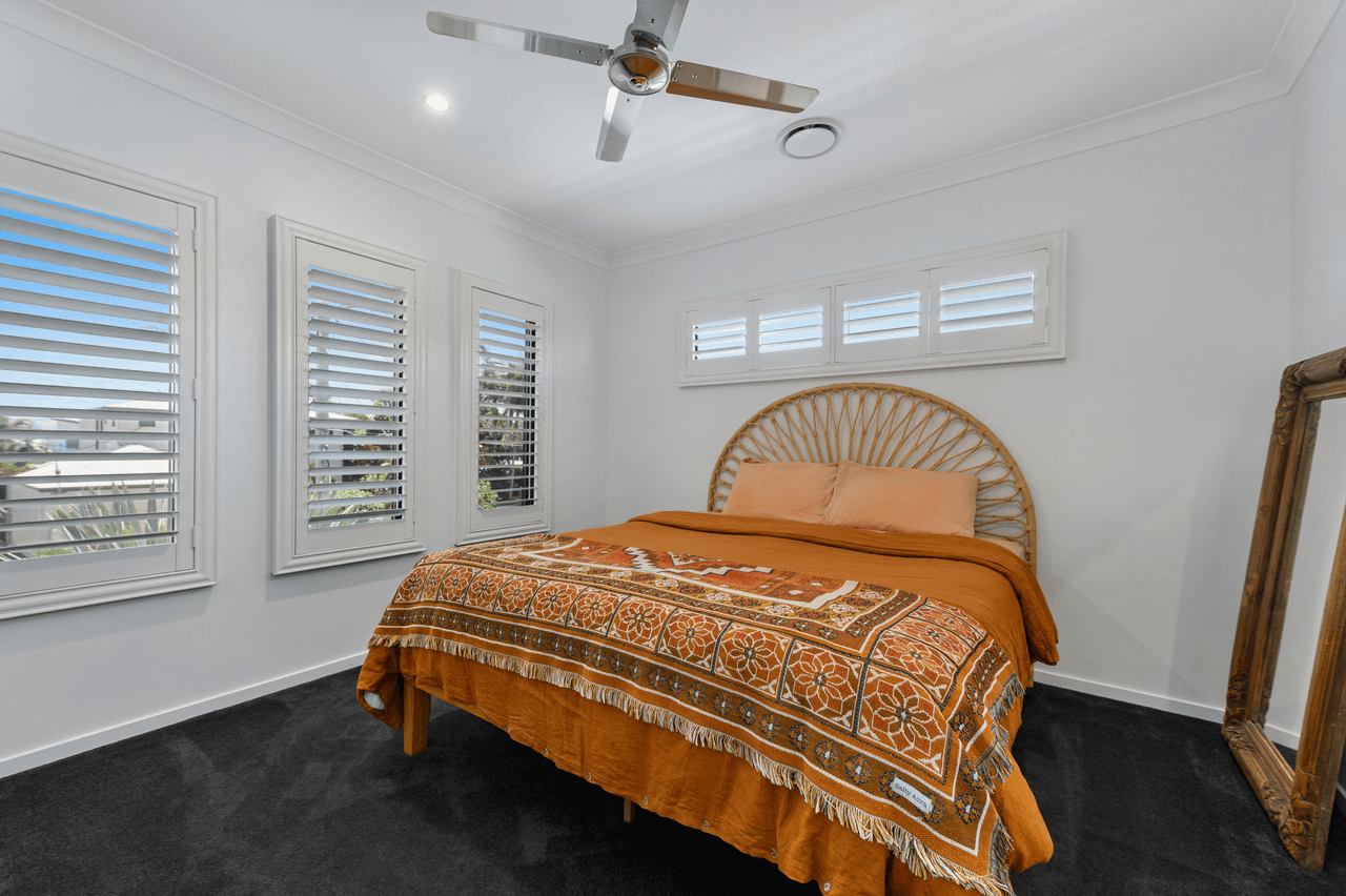 11 Clinton Avenue, BURLEIGH WATERS, QLD 4220