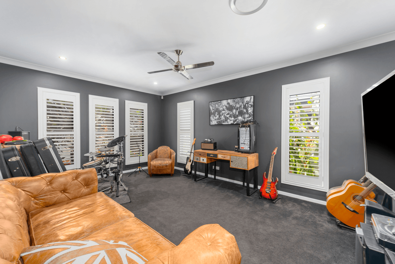 11 Clinton Avenue, BURLEIGH WATERS, QLD 4220