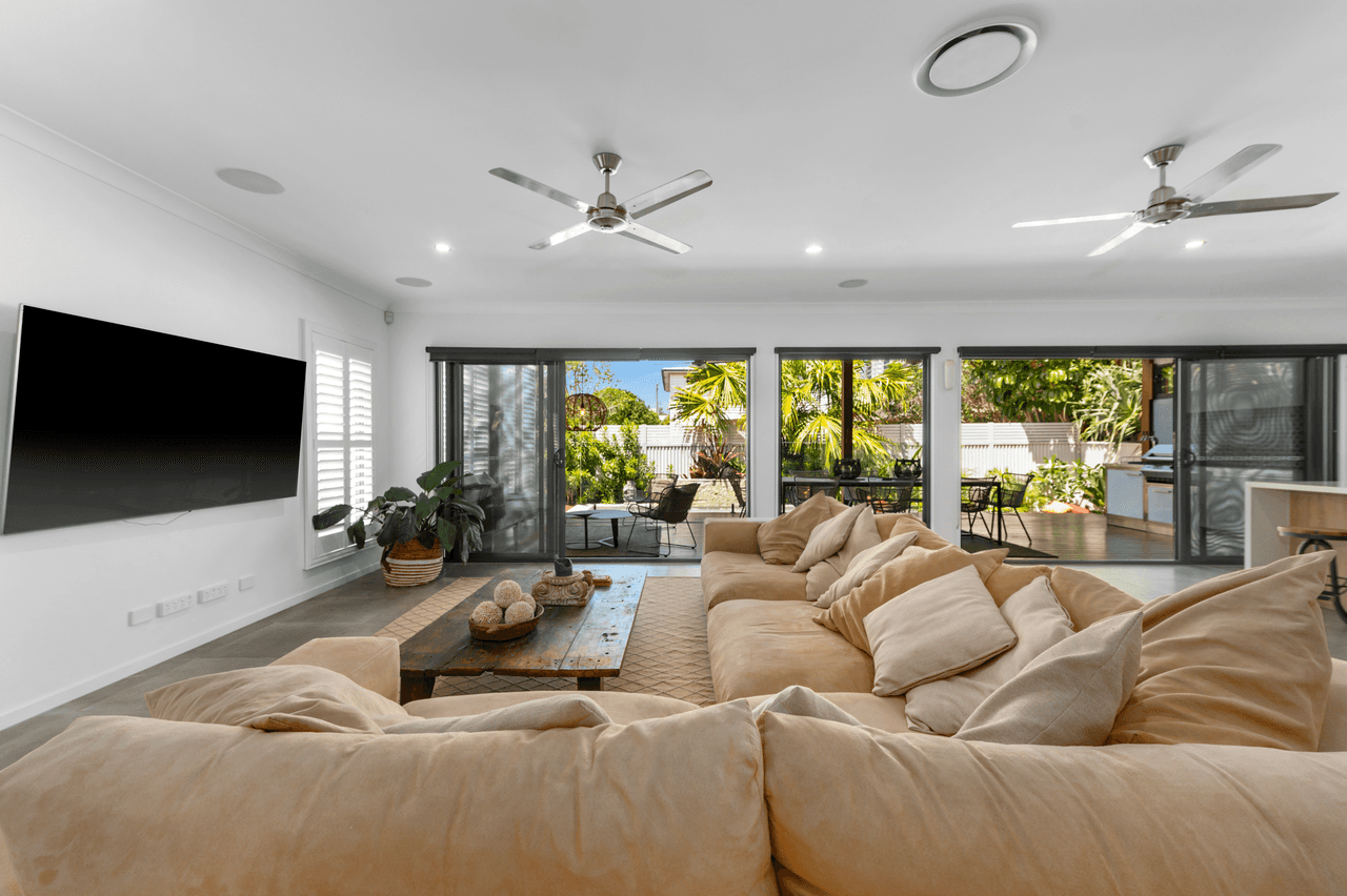 11 Clinton Avenue, BURLEIGH WATERS, QLD 4220