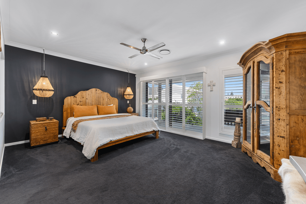 11 Clinton Avenue, BURLEIGH WATERS, QLD 4220