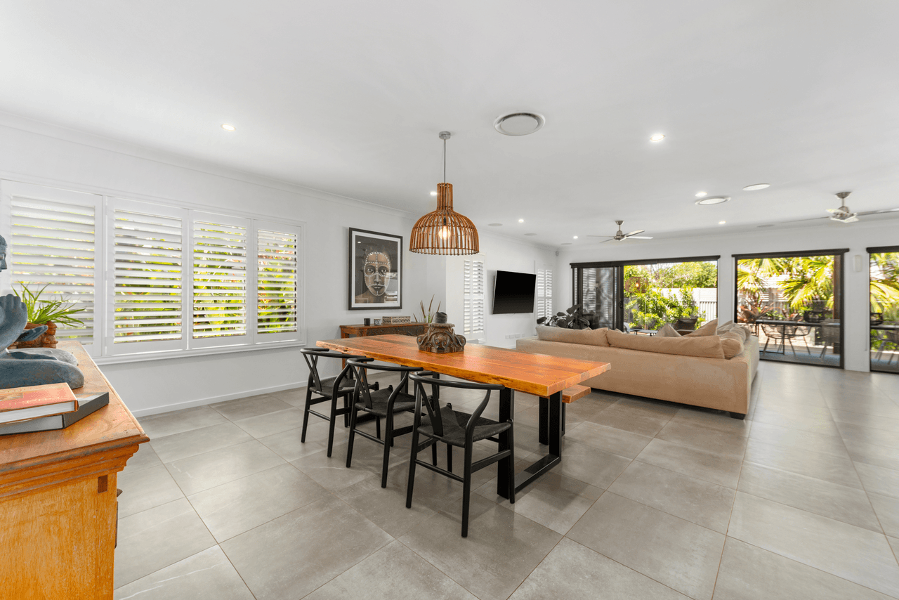 11 Clinton Avenue, BURLEIGH WATERS, QLD 4220