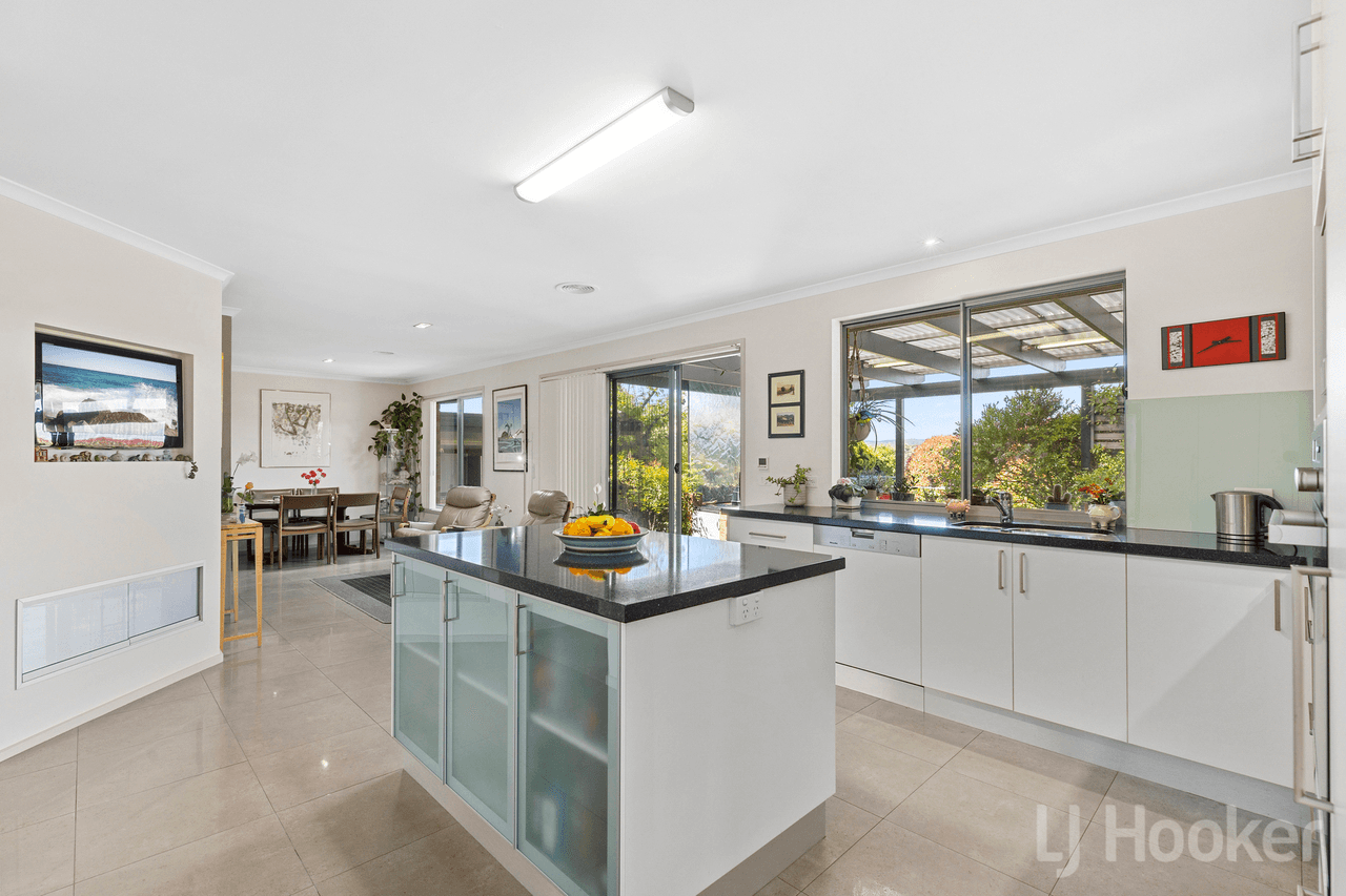 8 Hunt Place, CRESTWOOD, NSW 2620