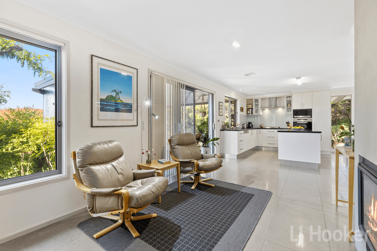 8 Hunt Place, CRESTWOOD, NSW 2620