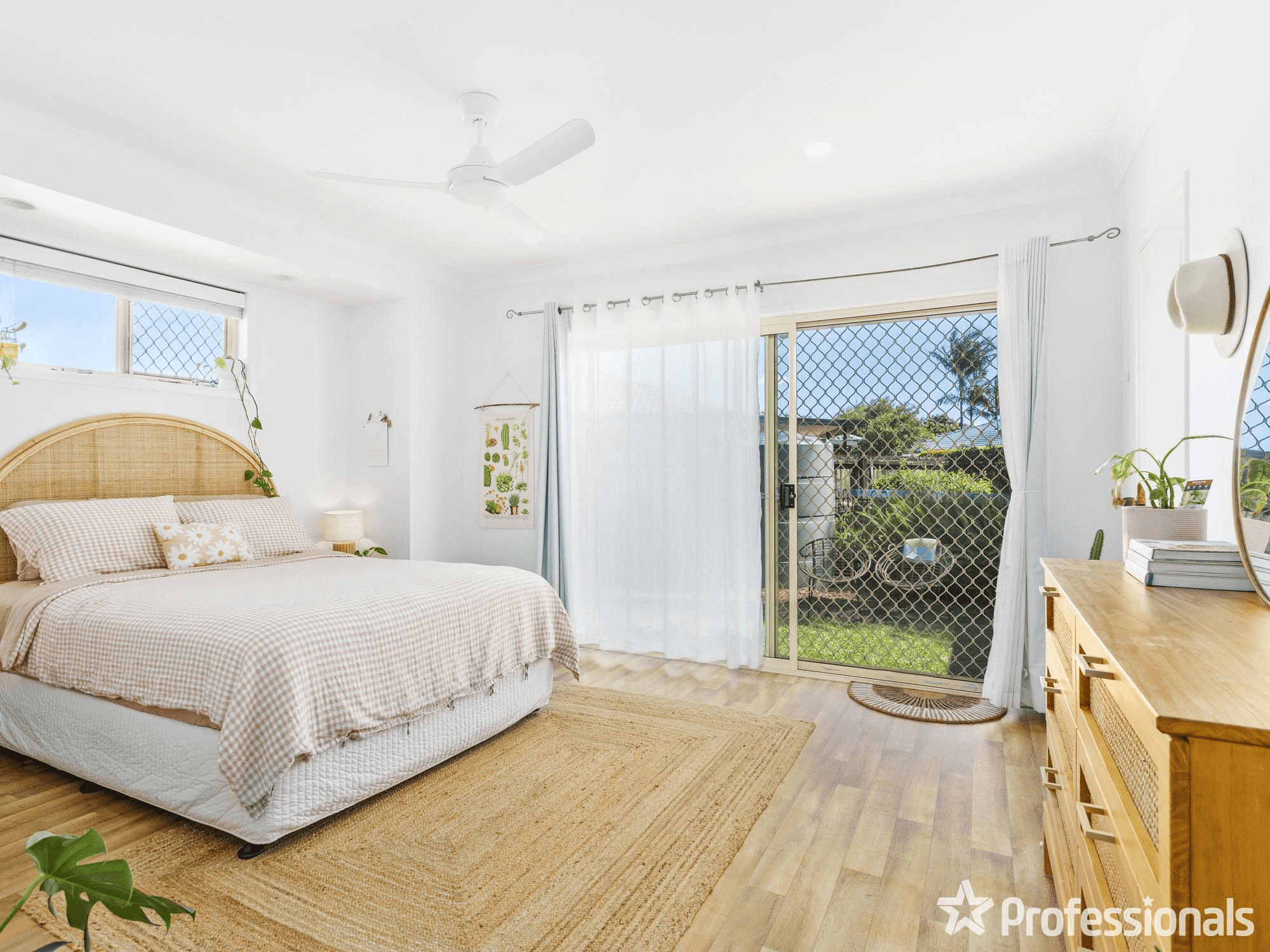 6 Swan Place, BURLEIGH WATERS, QLD 4220