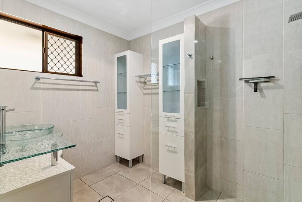2/8  Maiala Close, Paradise Point, QLD 4216
