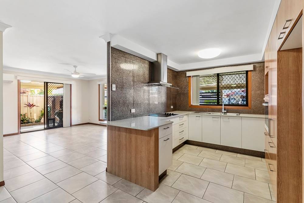 2/8  Maiala Close, Paradise Point, QLD 4216